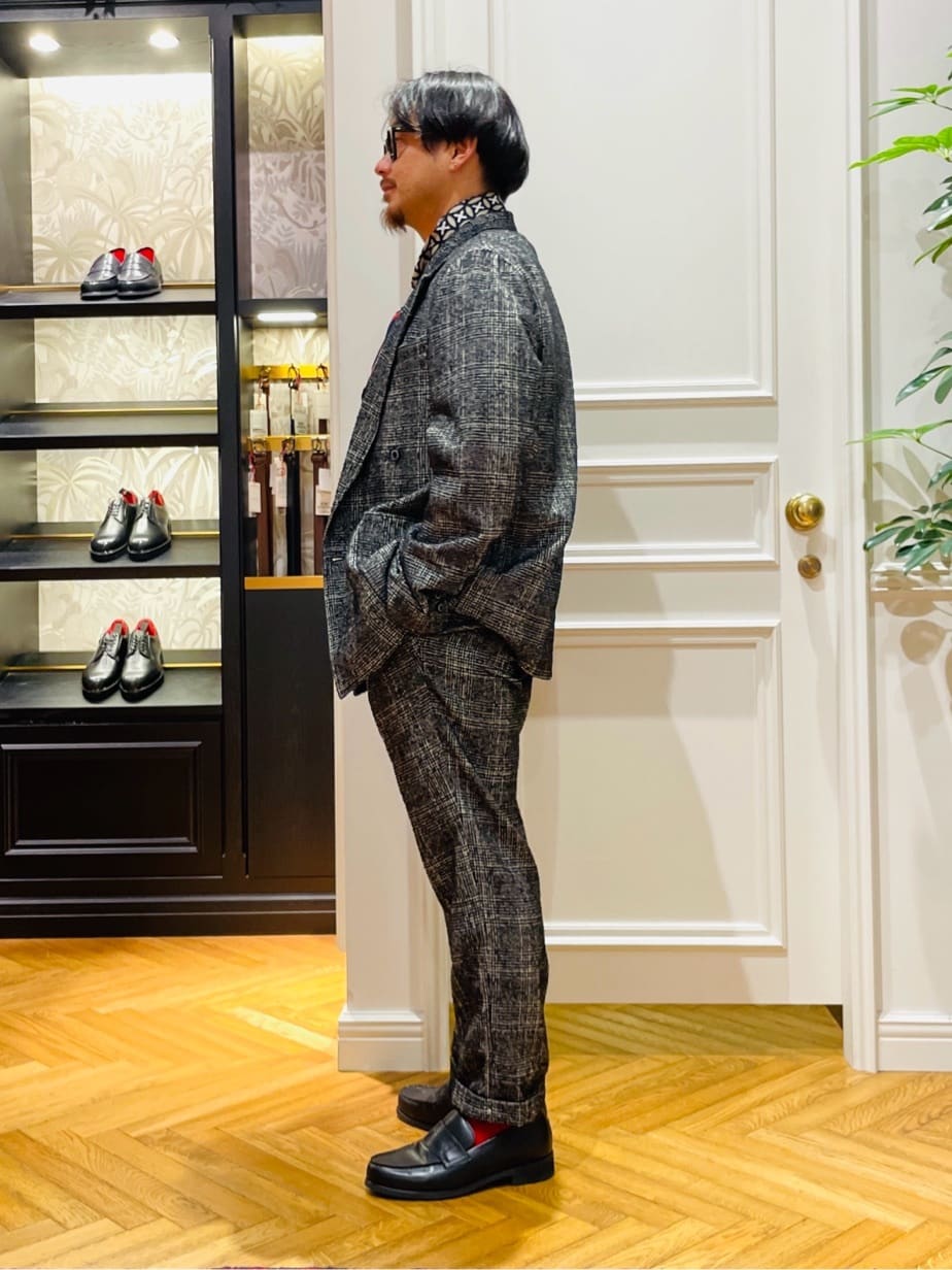 鶴田大士さんの「DRESSTERIOR｜オーバーラップサークルシルクスカーフ」を使ったコーディネート