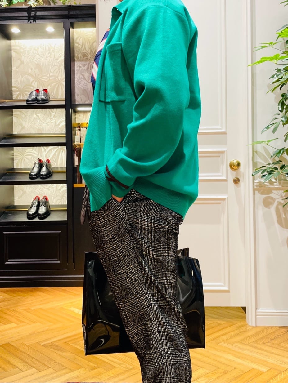 鶴田大士さんの「DRESSTERIOR｜オーバーラップサークルシルクスカーフ」を使ったコーディネート