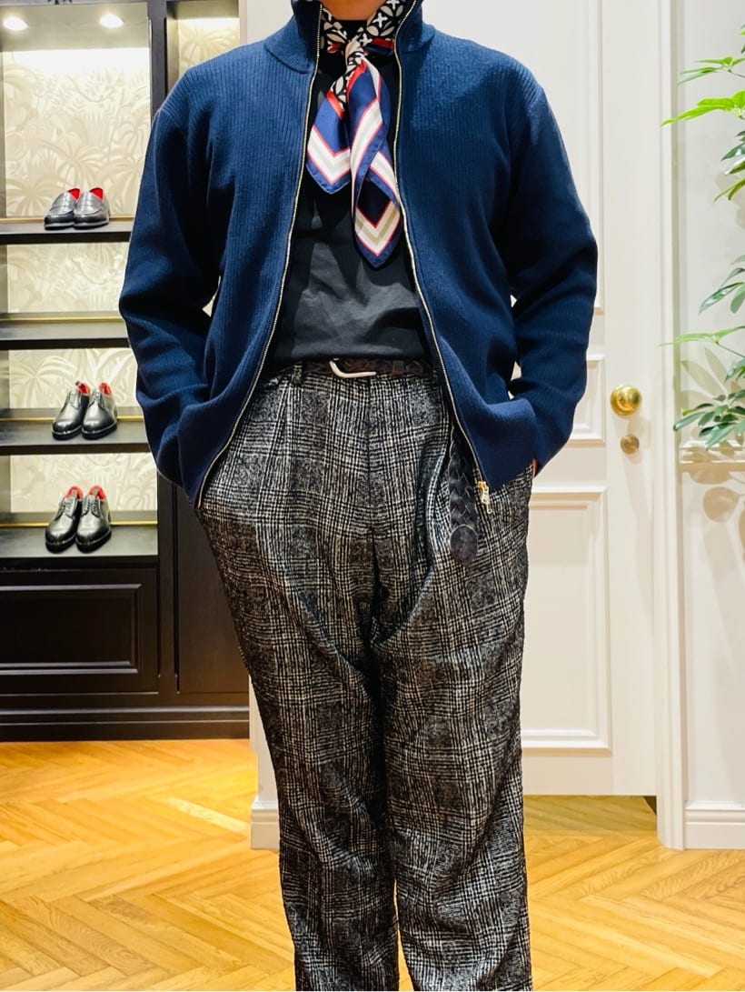 鶴田大士さんの「DRESSTERIOR｜オーバーラップサークルシルクスカーフ」を使ったコーディネート