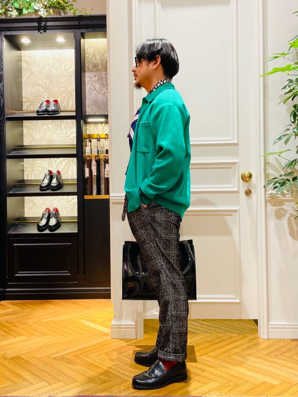鶴田大士さんの「DRESSTERIOR｜オーバーラップサークルシルクスカーフ」を使ったコーディネート