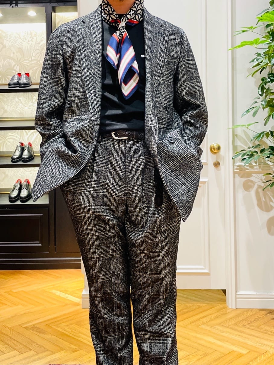 鶴田大士さんの「DRESSTERIOR｜オーバーラップサークルシルクスカーフ」を使ったコーディネート
