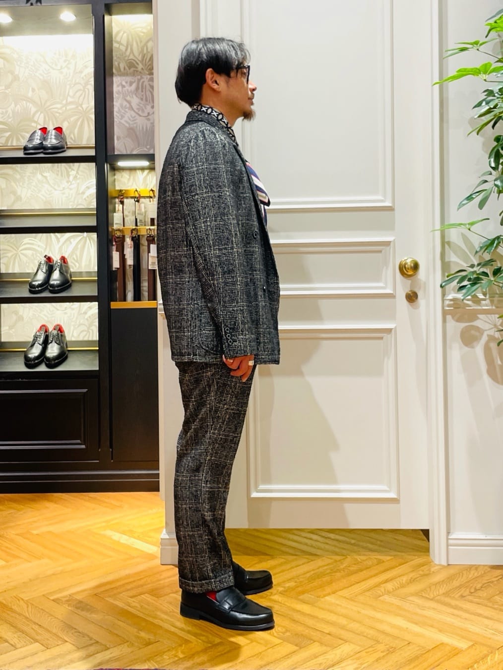鶴田大士さんの「DRESSTERIOR｜オーバーラップサークルシルクスカーフ」を使ったコーディネート