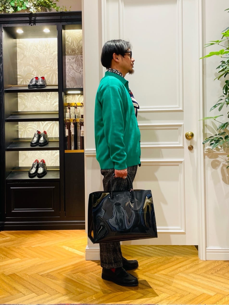 鶴田大士さんの「DRESSTERIOR｜オーバーラップサークルシルクスカーフ」を使ったコーディネート