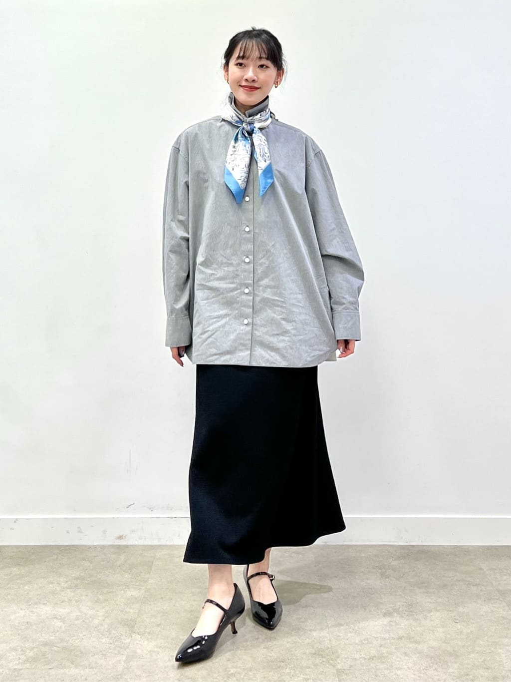 kaaiさんの「UNTITLED｜【手洗い／88cm正方形】エンブレムプリントスカーフ」を使ったコーディネート