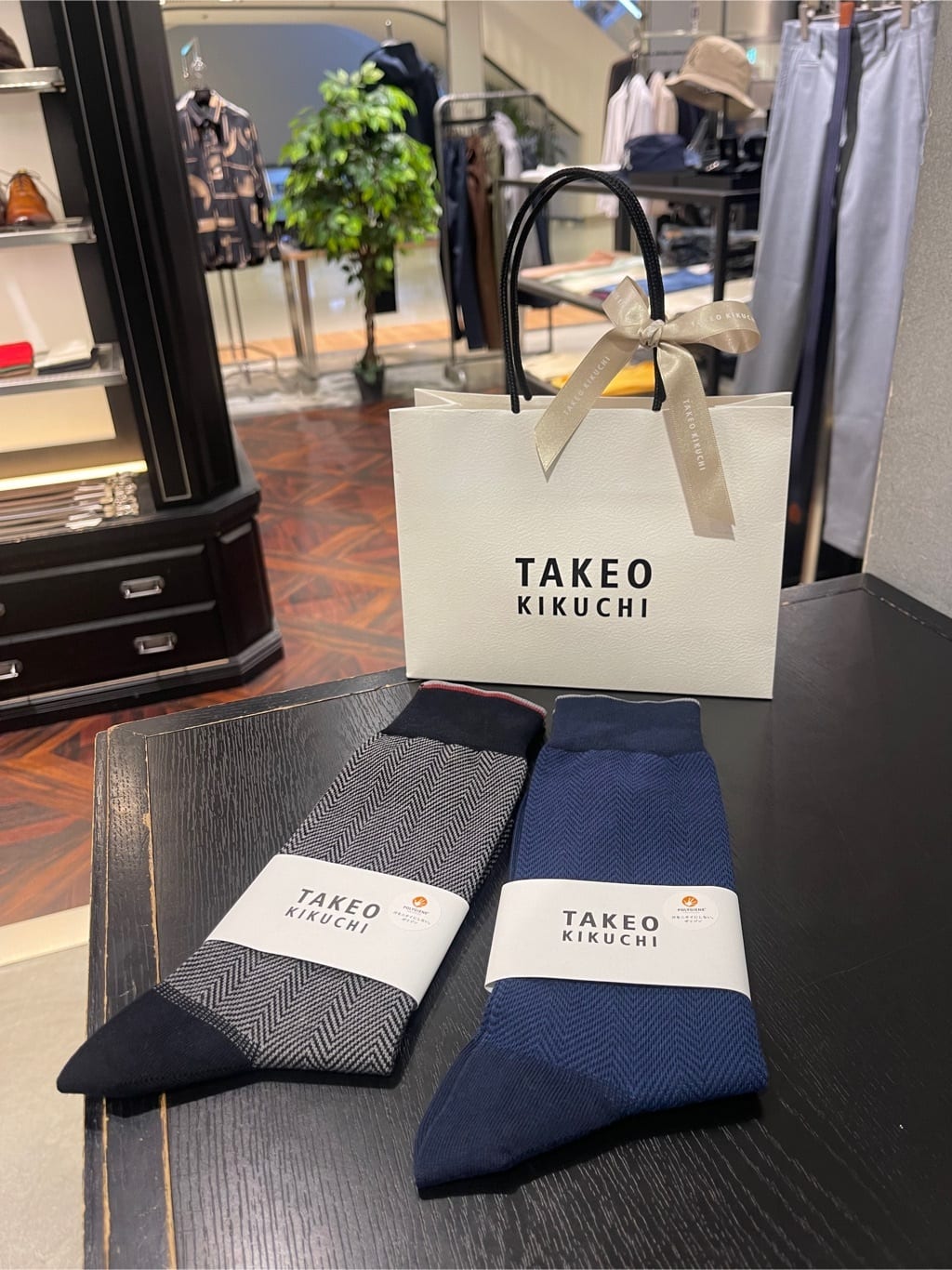 松村泰輔さんの「TAKEO KIKUCHI｜【抗菌防臭/日本製】ヘリンボン ドレスソックス」を使ったコーディネート