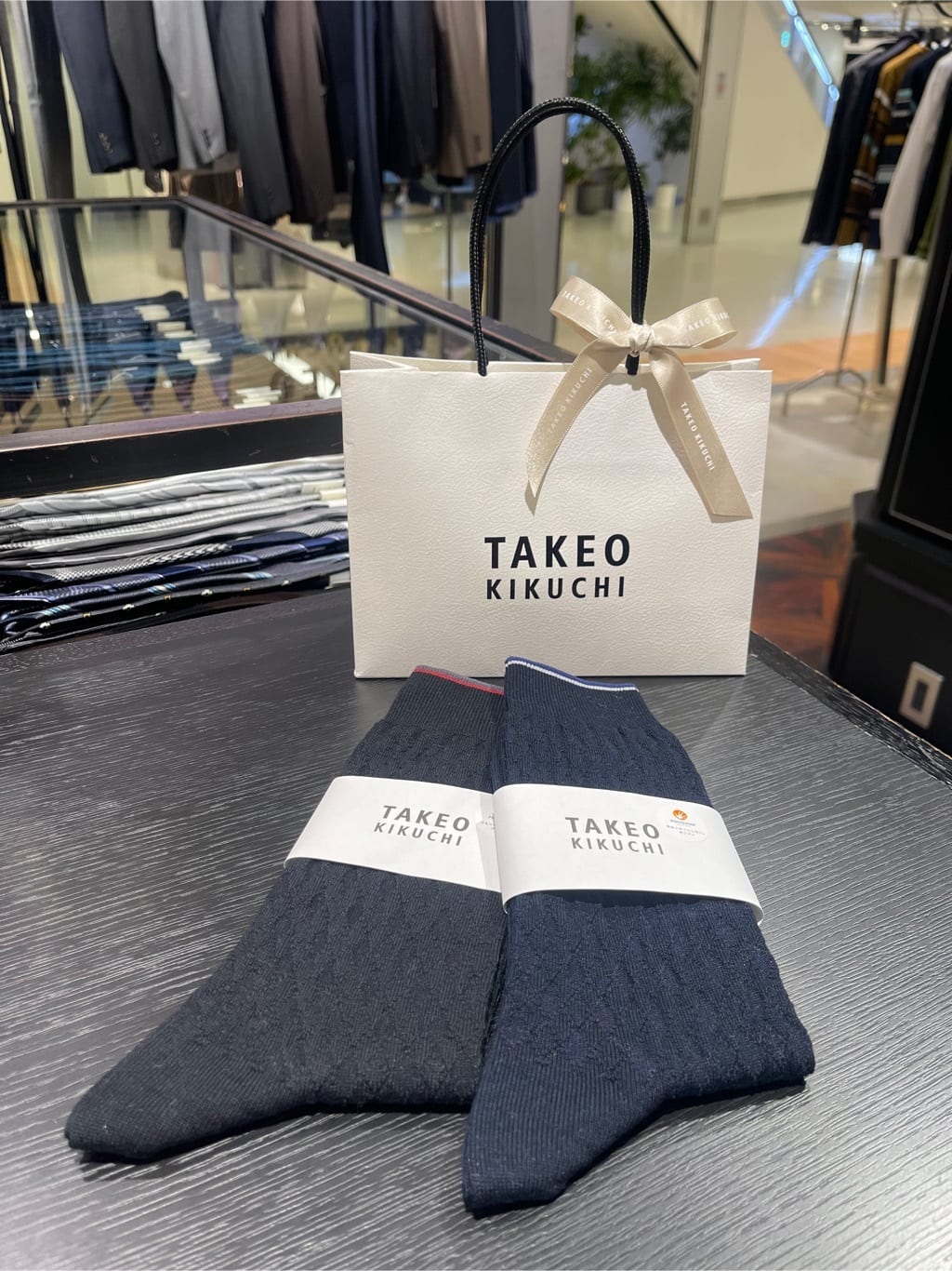 松村泰輔さんの「TAKEO KIKUCHI｜【抗菌防臭/日本製】リンクスダイヤ柄 ドレスソックス」を使ったコーディネート