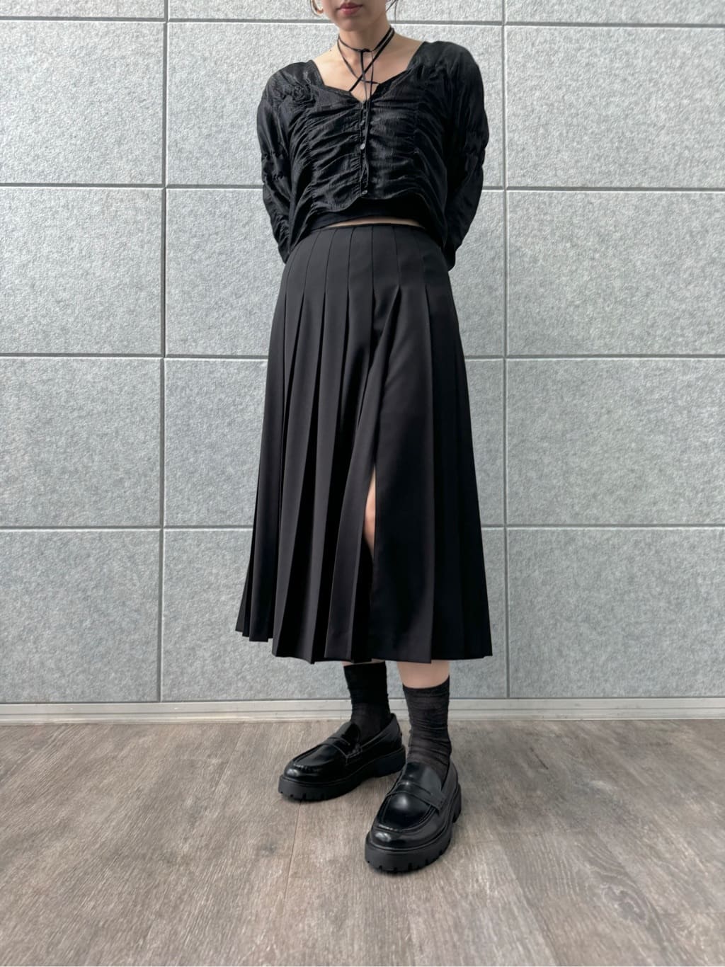 designer yukaさんの「CODE A｜gathered shiny blouse」を使ったコーディネート