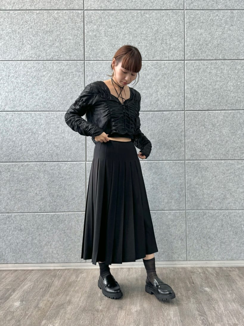 designer yukaさんの「CODE A｜gathered shiny blouse」を使ったコーディネート