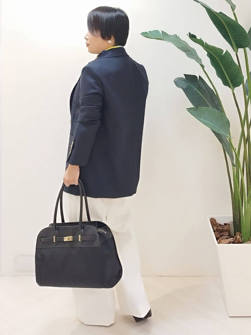 s u g iさんの「UNTITLED｜【手洗い／88cm正方形】エンブレムプリントスカーフ」を使ったコーディネート