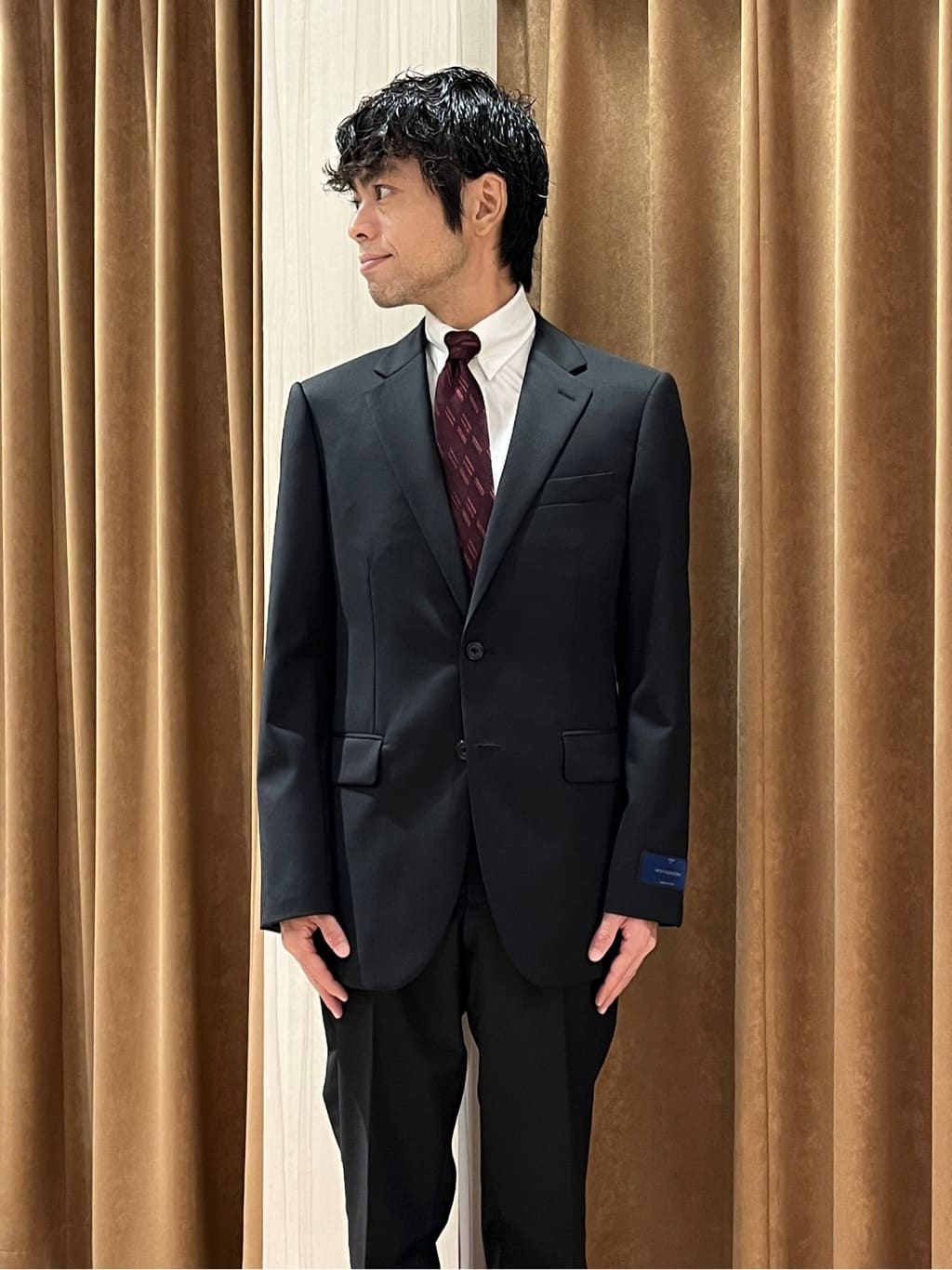 URAさんの「TAKEO KIKUCHI｜【冠婚葬祭】無地 サージスーツ/3ピース対応可」を使ったコーディネート