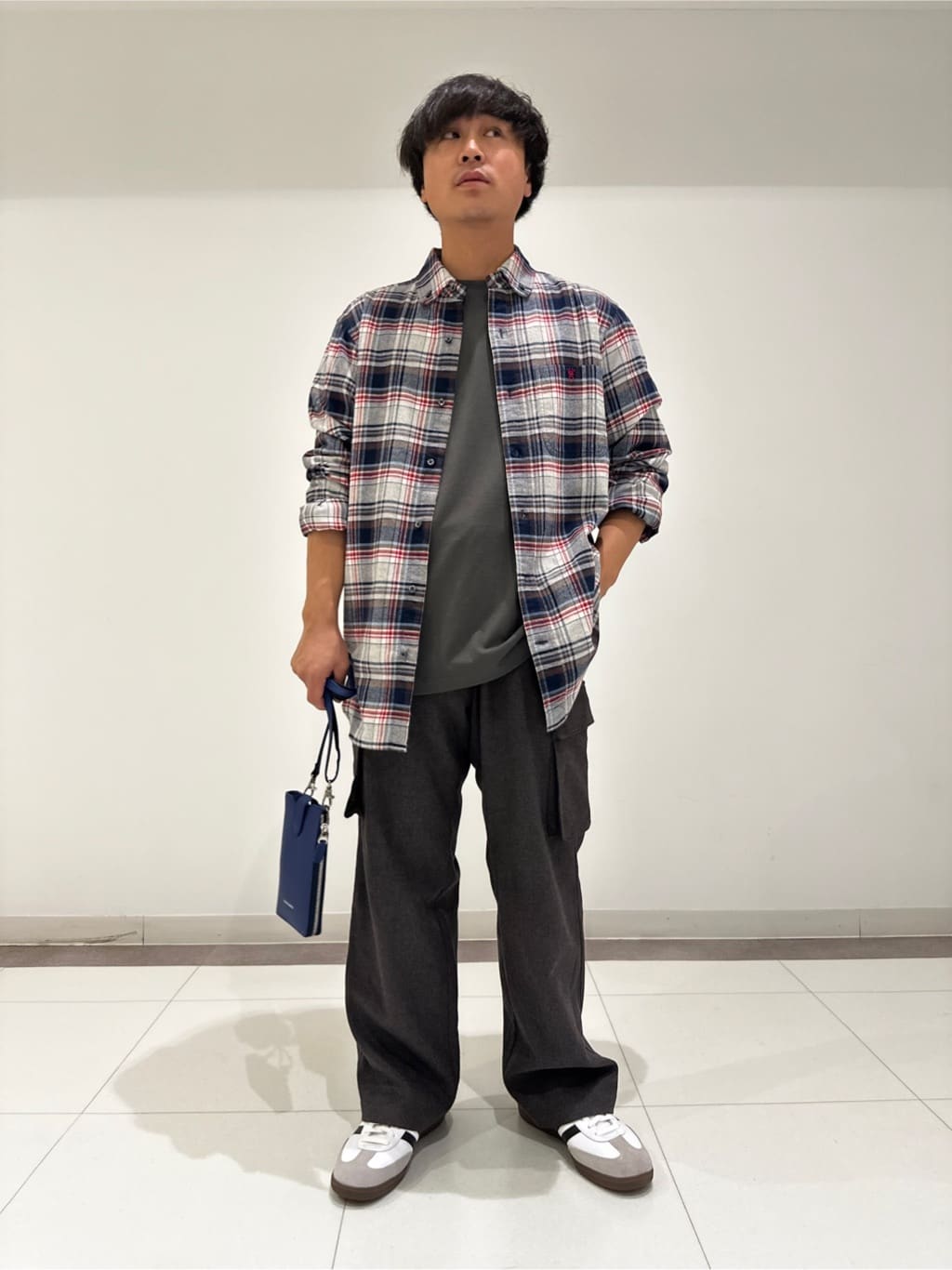 MATSUBARAさんの「DRESSTERIOR｜【Safari5月号掲載】イタリアレザースマホショルダーバッグ」を使ったコーディネート