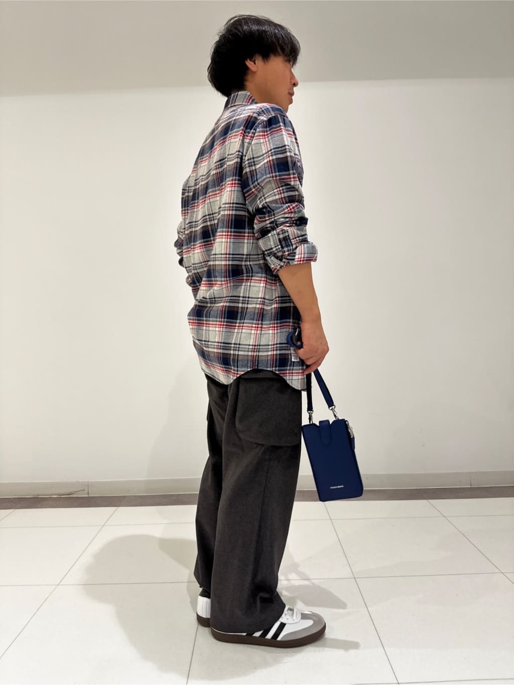 MATSUBARAさんの「DRESSTERIOR｜【Safari5月号掲載】イタリアレザースマホショルダーバッグ」を使ったコーディネート