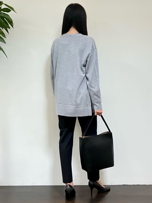 カレンさんの「UNTITLED｜【洗える通勤スーツ】レジェールギャバ ストレッチテーパードパンツ」を使ったコーディネート