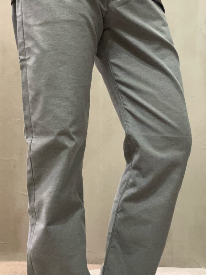コウノ モトヤさんの「TAKEO KIKUCHI｜【Made in JAPAN】播州織 ストレッチ パンツ」を使ったコーディネート