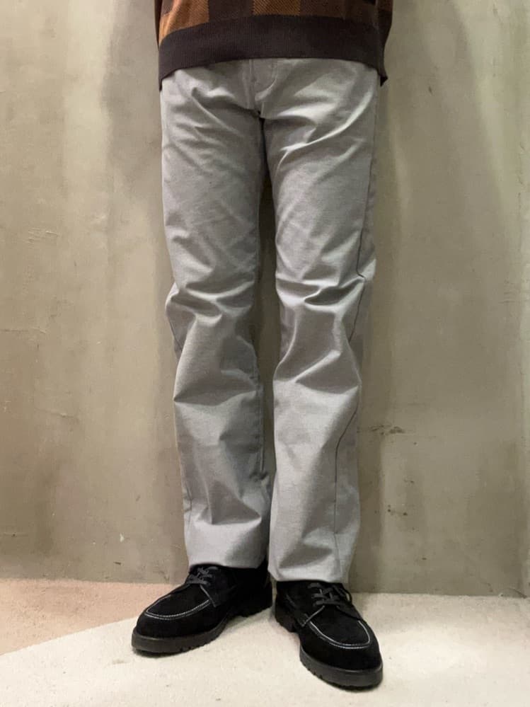 コウノ モトヤさんの「TAKEO KIKUCHI｜【Made in JAPAN】播州織 ストレッチ パンツ」を使ったコーディネート