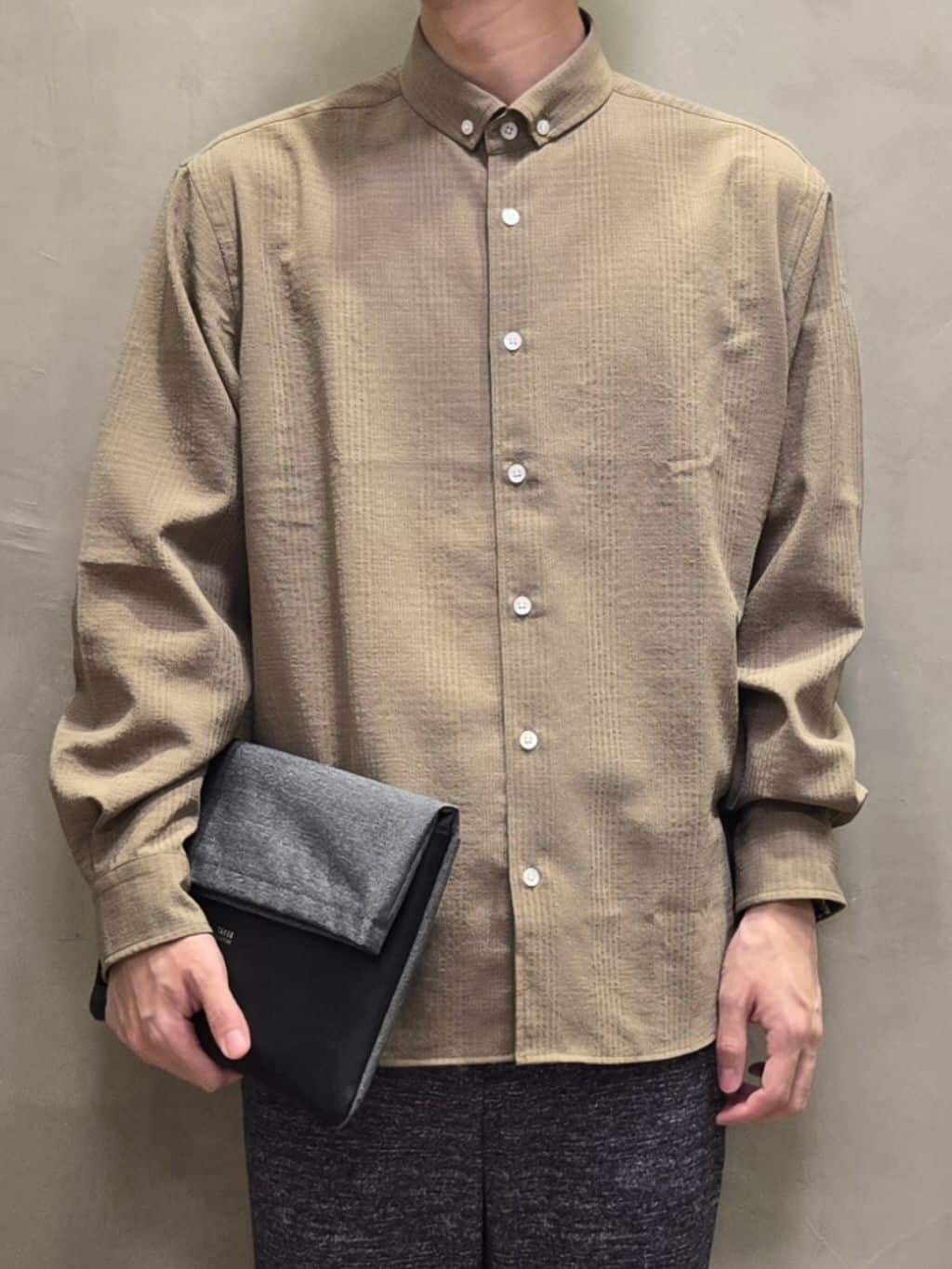 白木駆さんの「TAKEO KIKUCHI｜【ONOFF対応】TRダブルニット ストレッチパンツ」を使ったコーディネート