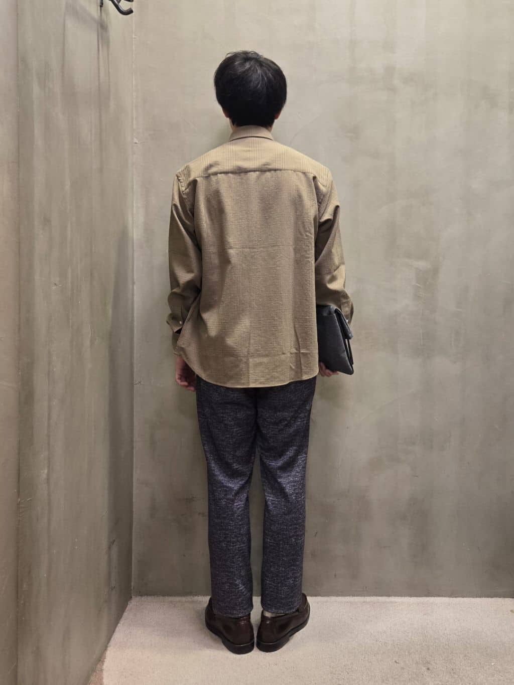 白木駆さんの「TAKEO KIKUCHI｜【ONOFF対応】TRダブルニット ストレッチパンツ」を使ったコーディネート