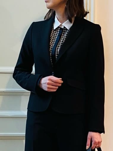 TSUKUIさんの「DRESSTERIOR｜オーバーラップサークルシルクスカーフ」を使ったコーディネート