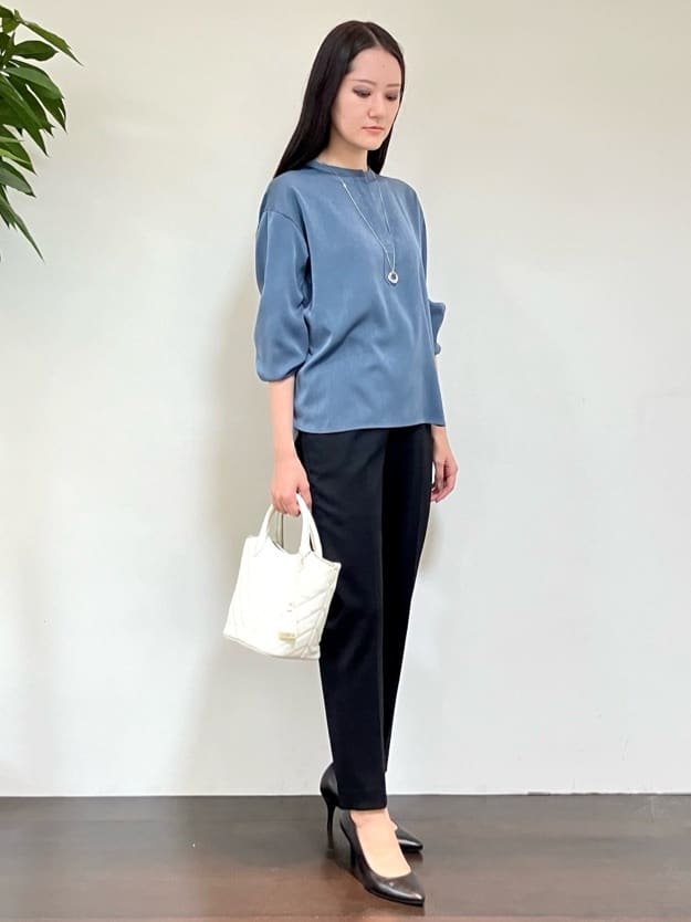 カレンさんの「UNTITLED｜【洗える通勤スーツ】レジェールギャバ ストレッチテーパードパンツ」を使ったコーディネート