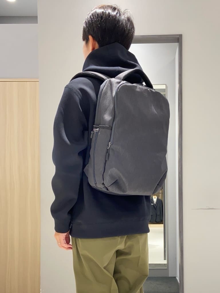 わいずみさんの「TAKEO KIKUCHI｜【多機能・軽量】シャドーライン リュック」を使ったコーディネート