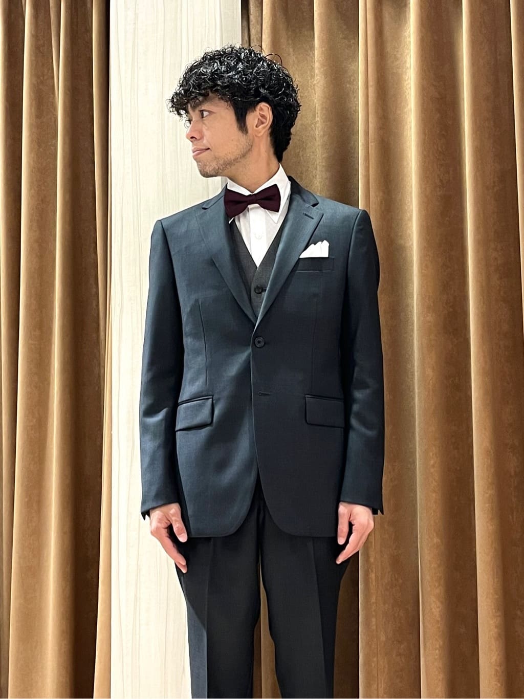 URAさんの「TAKEO KIKUCHI｜【Three by Three】シャイニーシャークピンヘッド スーツ/3ピース対応可」を使ったコーディネート