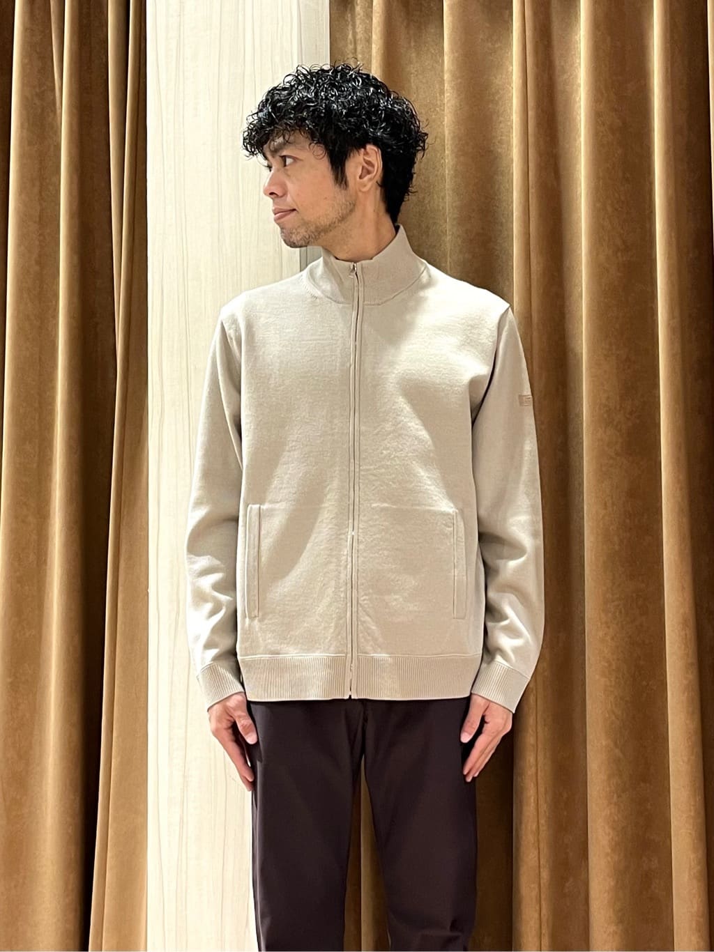 URAさんの「TAKEO KIKUCHI｜【Made in JAPAN】播州織 ストレッチ パンツ」を使ったコーディネート