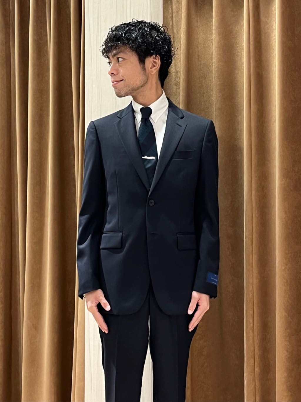 URAさんの「TAKEO KIKUCHI｜【冠婚葬祭】無地 サージスーツ/3ピース対応可」を使ったコーディネート