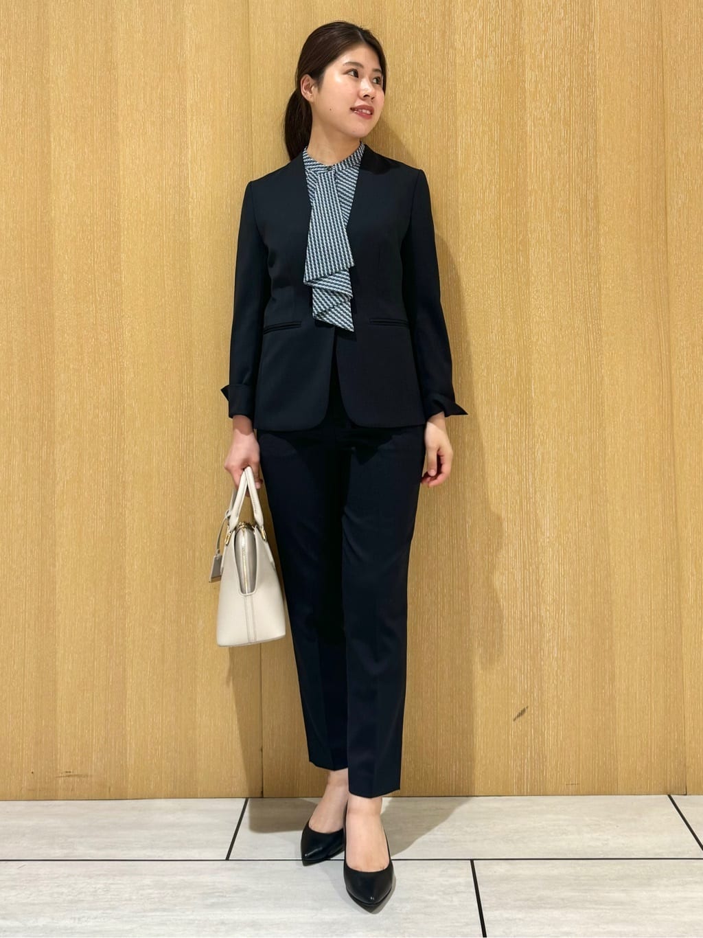 nanaさんの「UNTITLED｜【洗える通勤スーツ】レジェールギャバ　ストレッチカラーレスジャケット」を使ったコーディネート