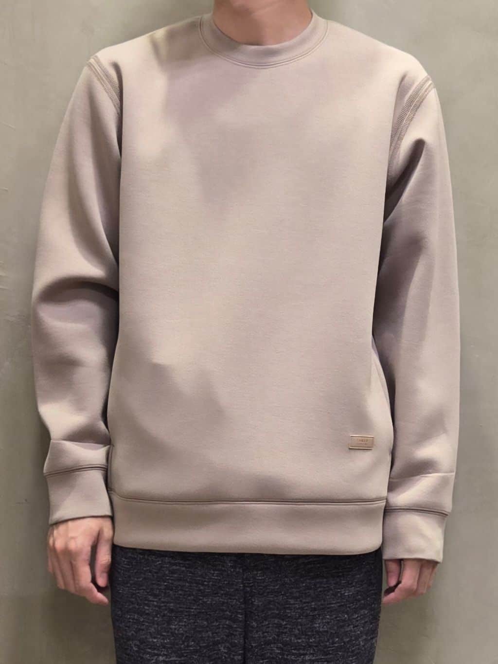 白木駆さんの「TAKEO KIKUCHI｜【ONOFF対応】TRダブルニット ストレッチパンツ」を使ったコーディネート
