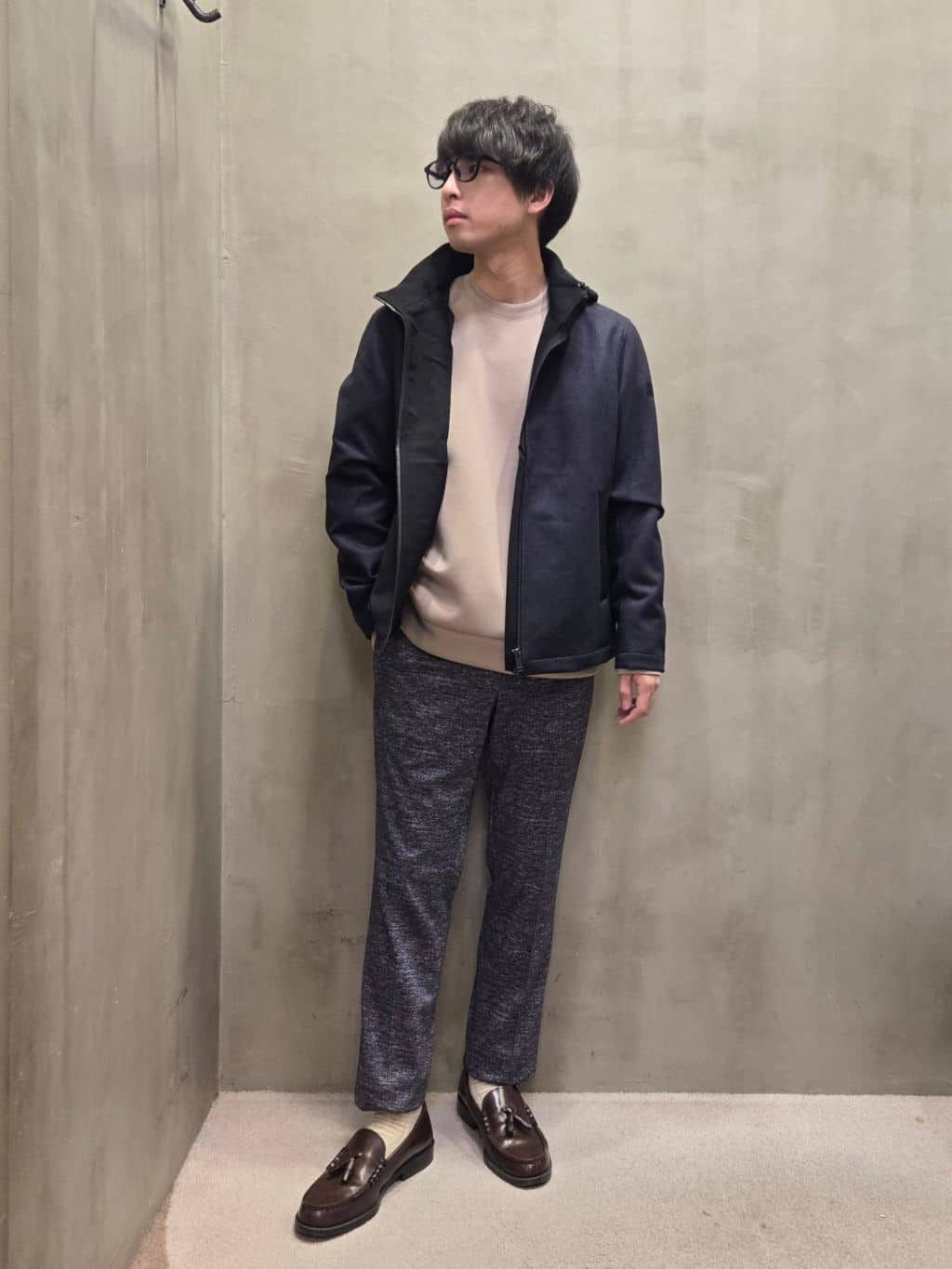 白木駆さんの「TAKEO KIKUCHI｜【ONOFF対応】TRダブルニット ストレッチパンツ」を使ったコーディネート