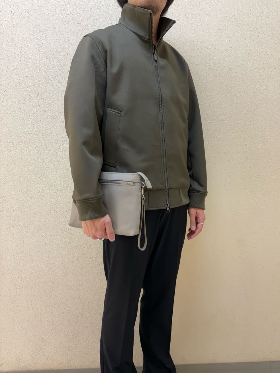 及川さんの「TAKEO KIKUCHI｜【ONOFF対応】TRダブルニット ストレッチパンツ」を使ったコーディネート