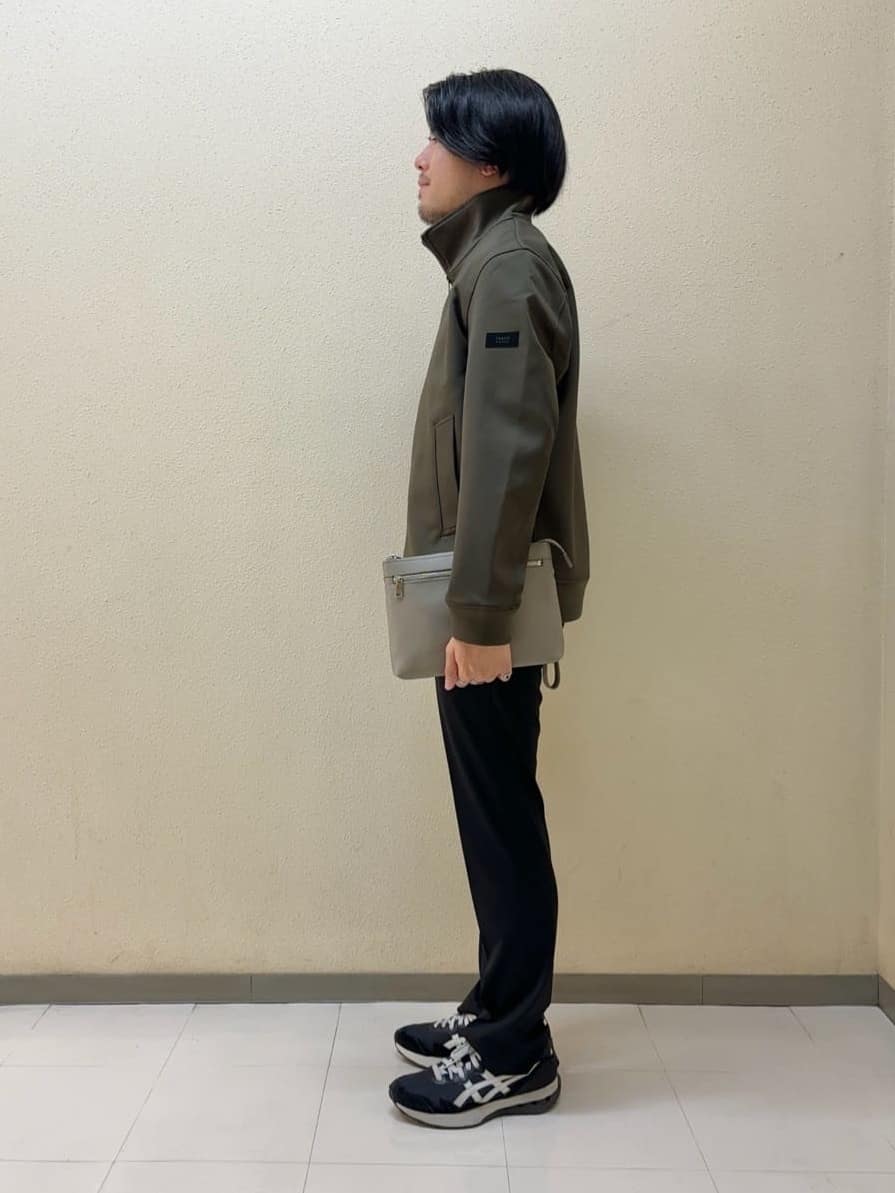 及川さんの「TAKEO KIKUCHI｜【ONOFF対応】TRダブルニット ストレッチパンツ」を使ったコーディネート