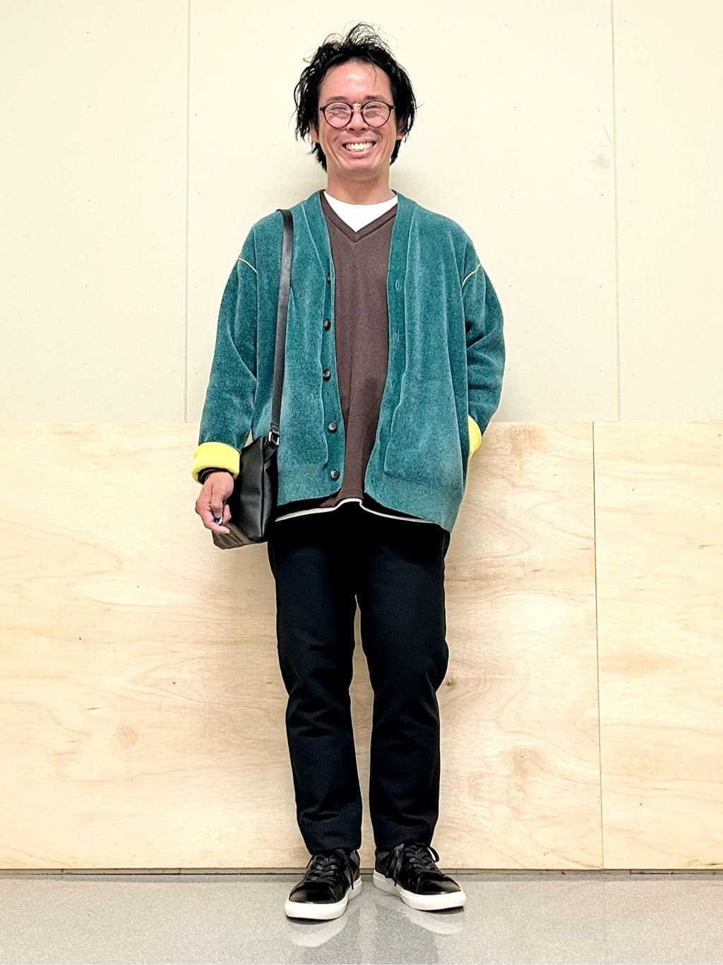 KENJI Iさんの「THE SHOP TK｜サフィアーノミニサコッシュ」を使ったコーディネート