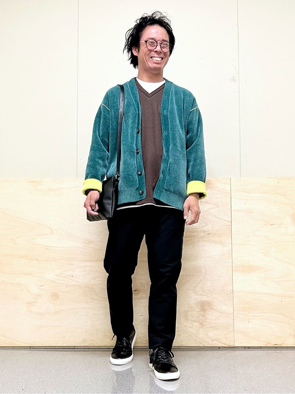 KENJI Iさんの「THE SHOP TK｜サフィアーノミニサコッシュ」を使ったコーディネート
