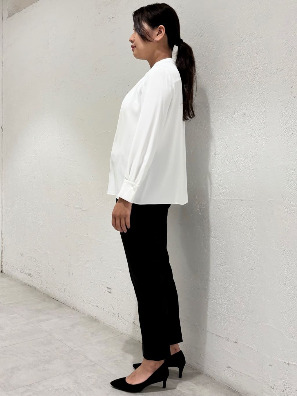 mikaさんの「UNTITLED｜【洗える通勤スーツ】レジェールギャバ ストレッチテーパードパンツ」を使ったコーディネート