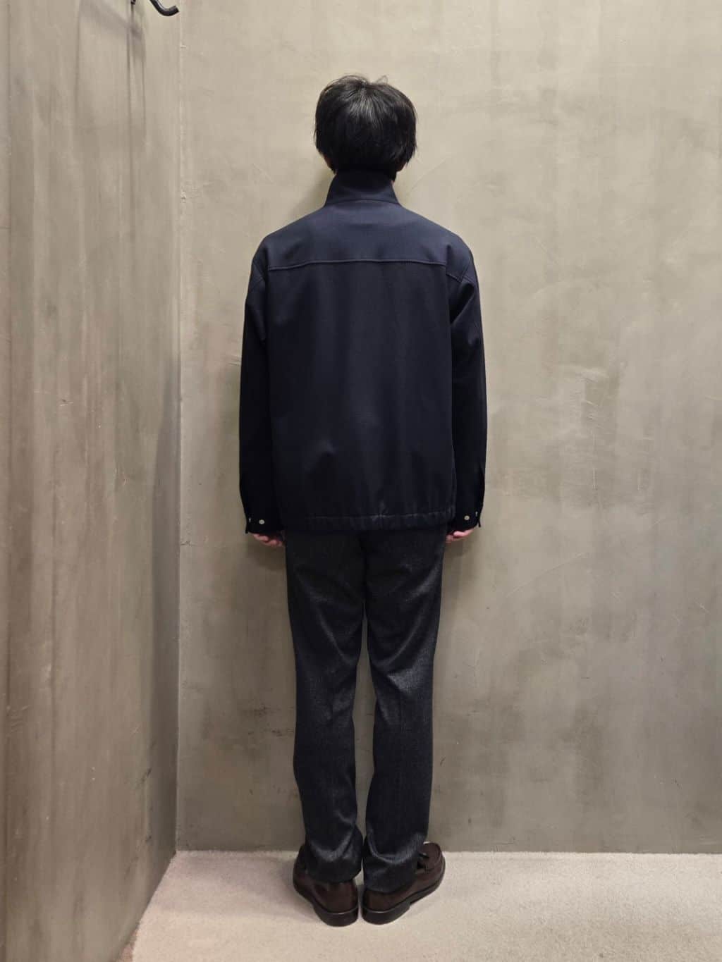 白木駆さんの「TAKEO KIKUCHI｜【ONOFF対応】TRダブルニット ストレッチパンツ」を使ったコーディネート