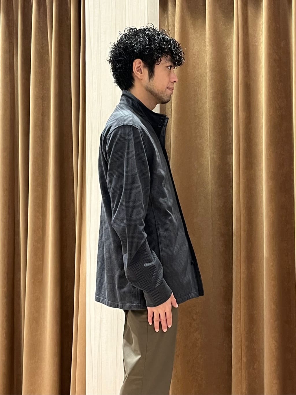 URAさんの「TAKEO KIKUCHI｜【オフィスカジュアル対応】ドレス チノパンツ」を使ったコーディネート
