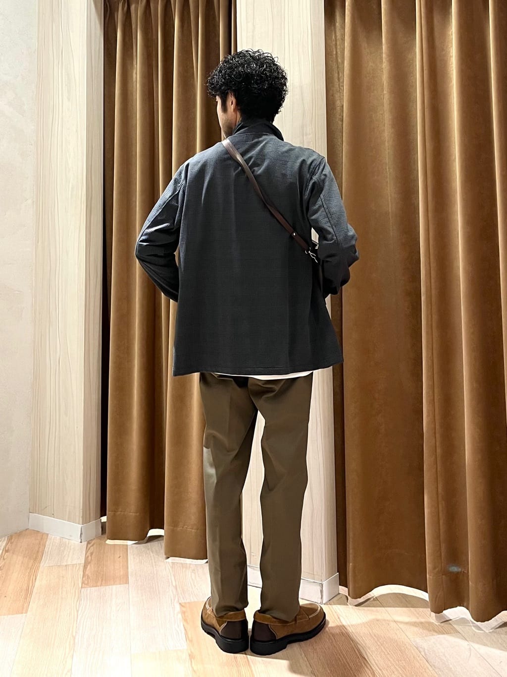 URAさんの「TAKEO KIKUCHI｜【オフィスカジュアル対応】ドレス チノパンツ」を使ったコーディネート