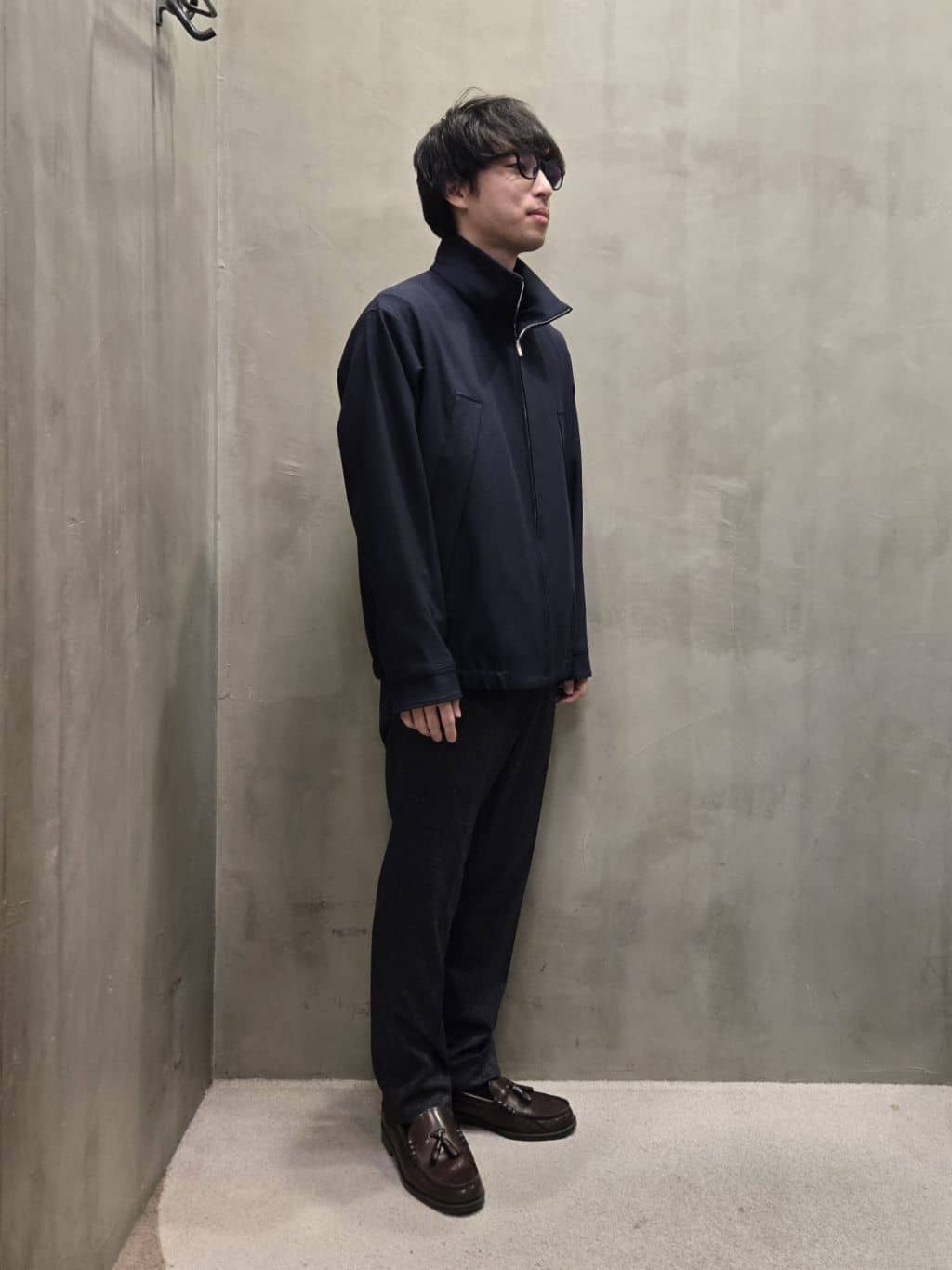 白木駆さんの「TAKEO KIKUCHI｜【ONOFF対応】TRダブルニット ストレッチパンツ」を使ったコーディネート