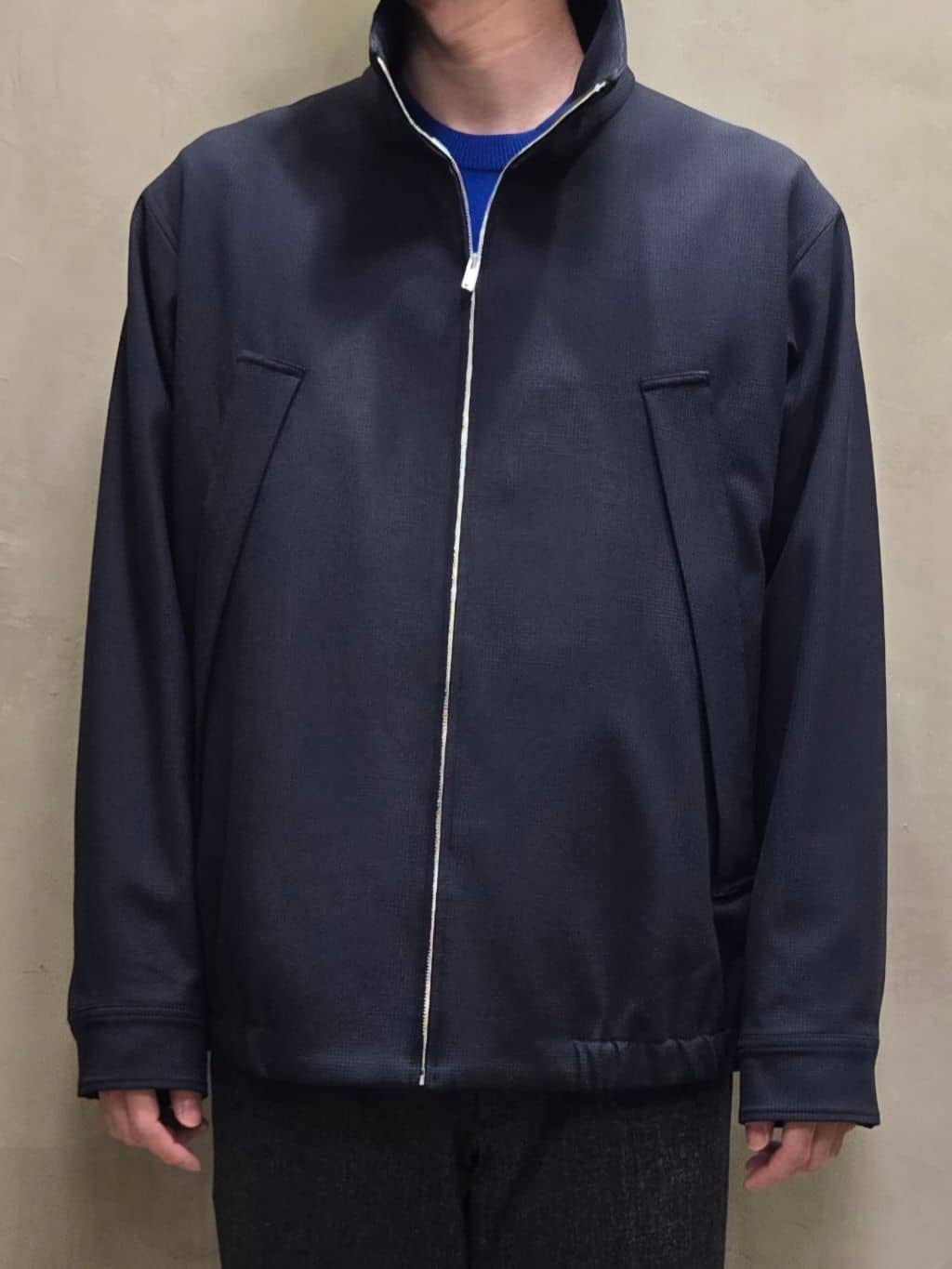 白木駆さんの「TAKEO KIKUCHI｜【ONOFF対応】TRダブルニット ストレッチパンツ」を使ったコーディネート