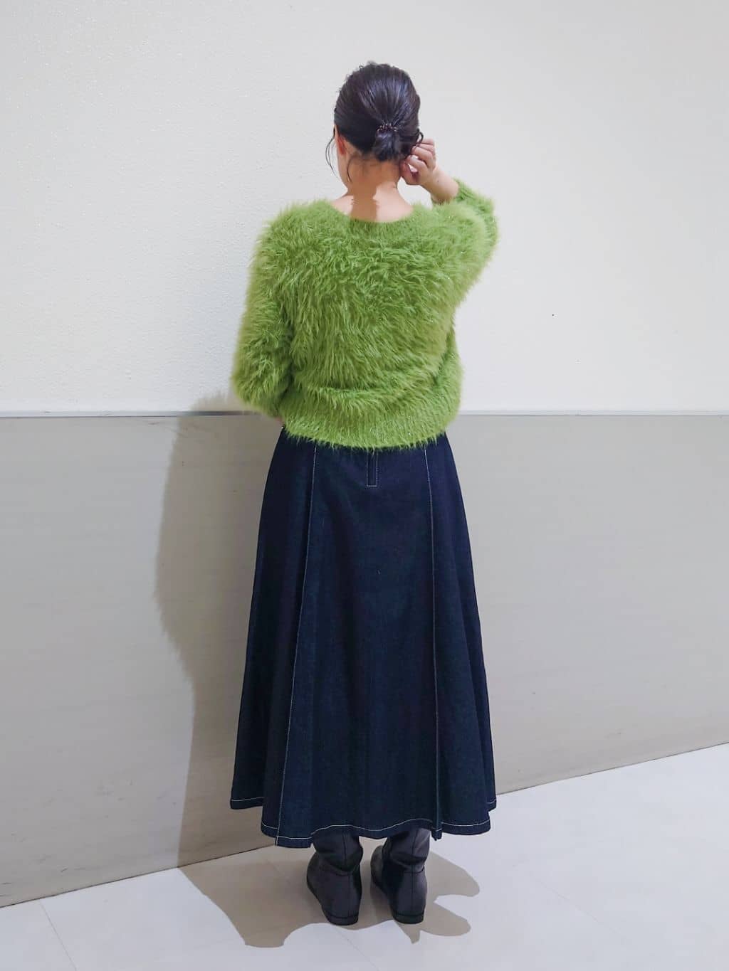 maruさんの「THE SHOP TK｜シーズンレスで使える デニムタックスカート/洗える」を使ったコーディネート