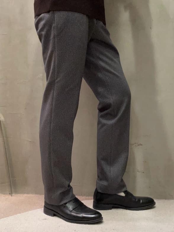 コウノ モトヤさんの「TAKEO KIKUCHI｜【DOWN FABRIC】ダウンファブリック ドレスパンツ / セットアップ対応」を使ったコーディネート