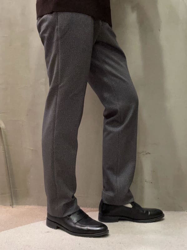 コウノ モトヤさんの「TAKEO KIKUCHI｜【DOWN FABRIC】ダウンファブリック ドレスパンツ / セットアップ対応」を使ったコーディネート