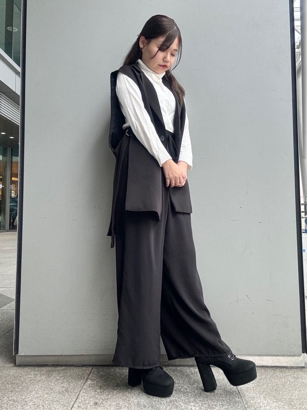 まっきーさんの「ESPERANZA｜【ラク盛り／ショートブーツ】リピーター続出／脚長美脚　厚底レースアップブーツ」を使ったコーディネート