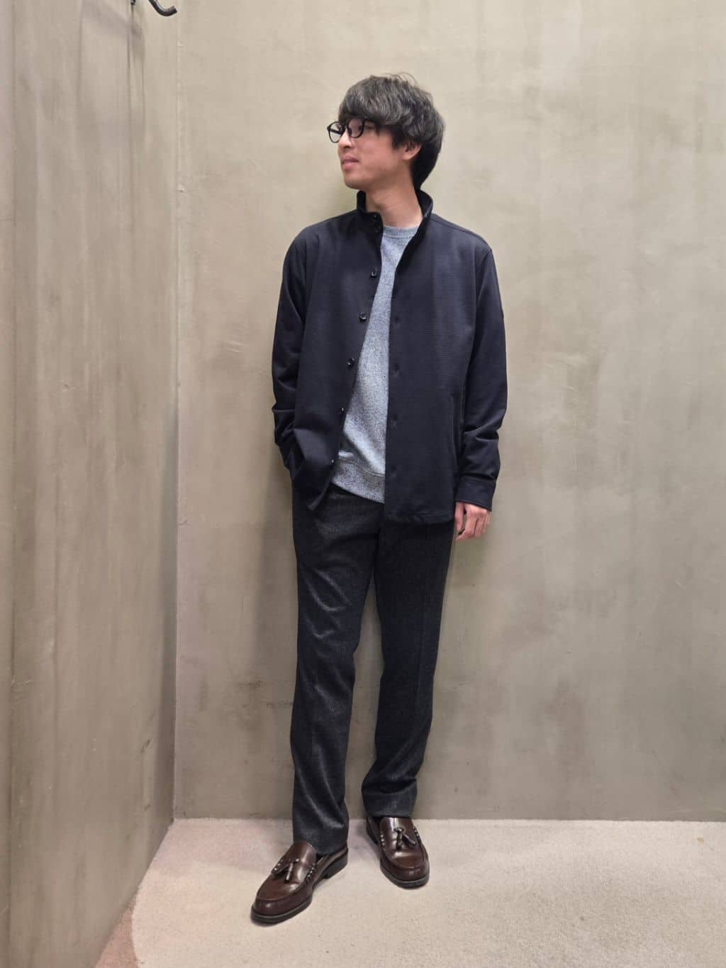 白木駆さんの「TAKEO KIKUCHI｜【ONOFF対応】TRダブルニット ストレッチパンツ」を使ったコーディネート