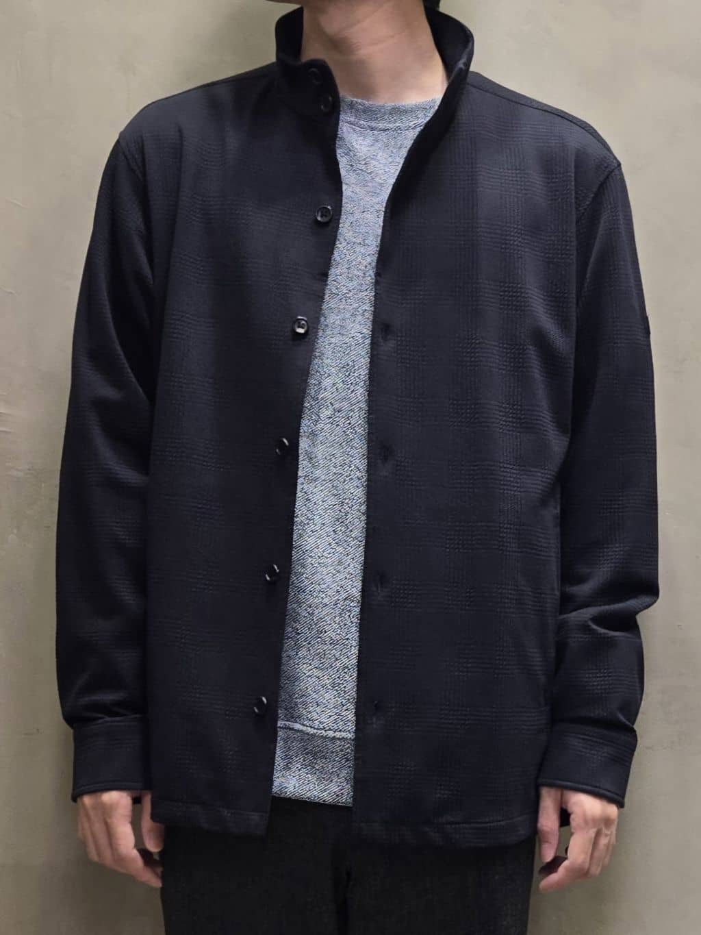 白木駆さんの「TAKEO KIKUCHI｜【ONOFF対応】TRダブルニット ストレッチパンツ」を使ったコーディネート