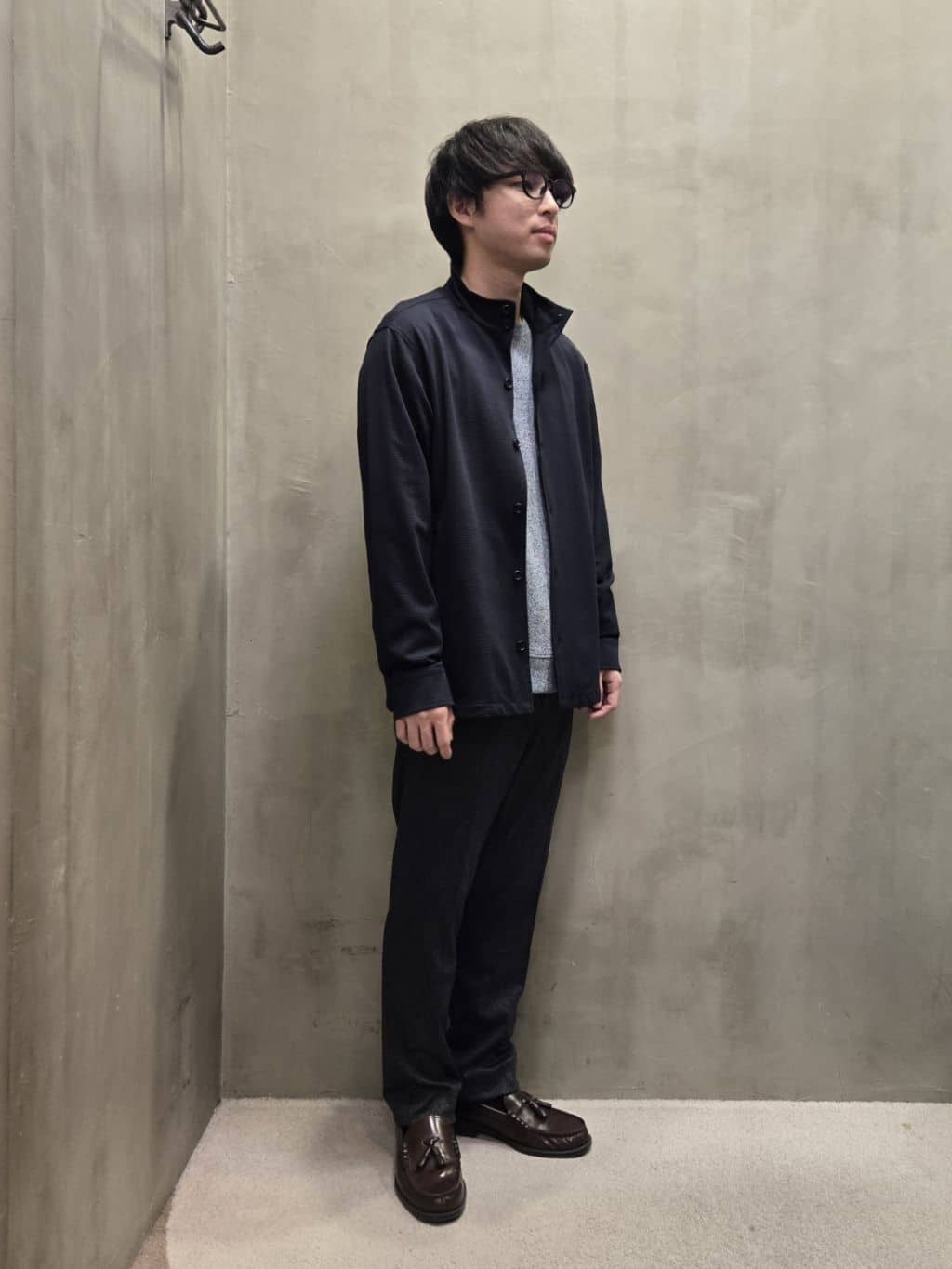 白木駆さんの「TAKEO KIKUCHI｜【ONOFF対応】TRダブルニット ストレッチパンツ」を使ったコーディネート