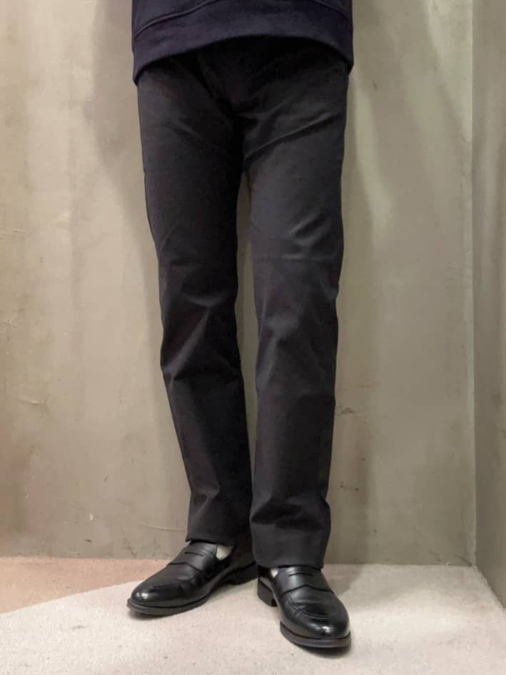 コウノ モトヤさんの「TAKEO KIKUCHI｜【Made in JAPAN】播州織 ストレッチ パンツ」を使ったコーディネート
