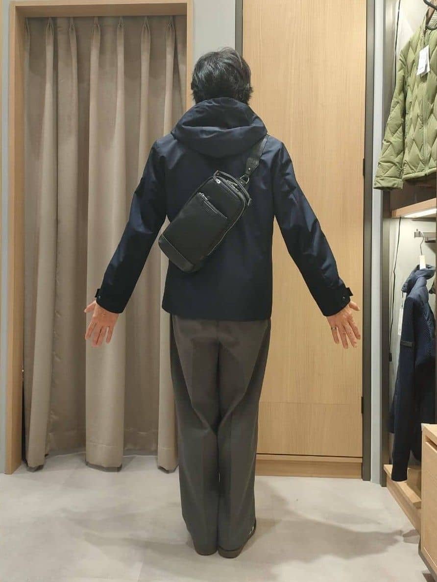 nobuさんの「TAKEO KIKUCHI｜薄マチ スマート 大人　ワンショルダーバッグ」を使ったコーディネート
