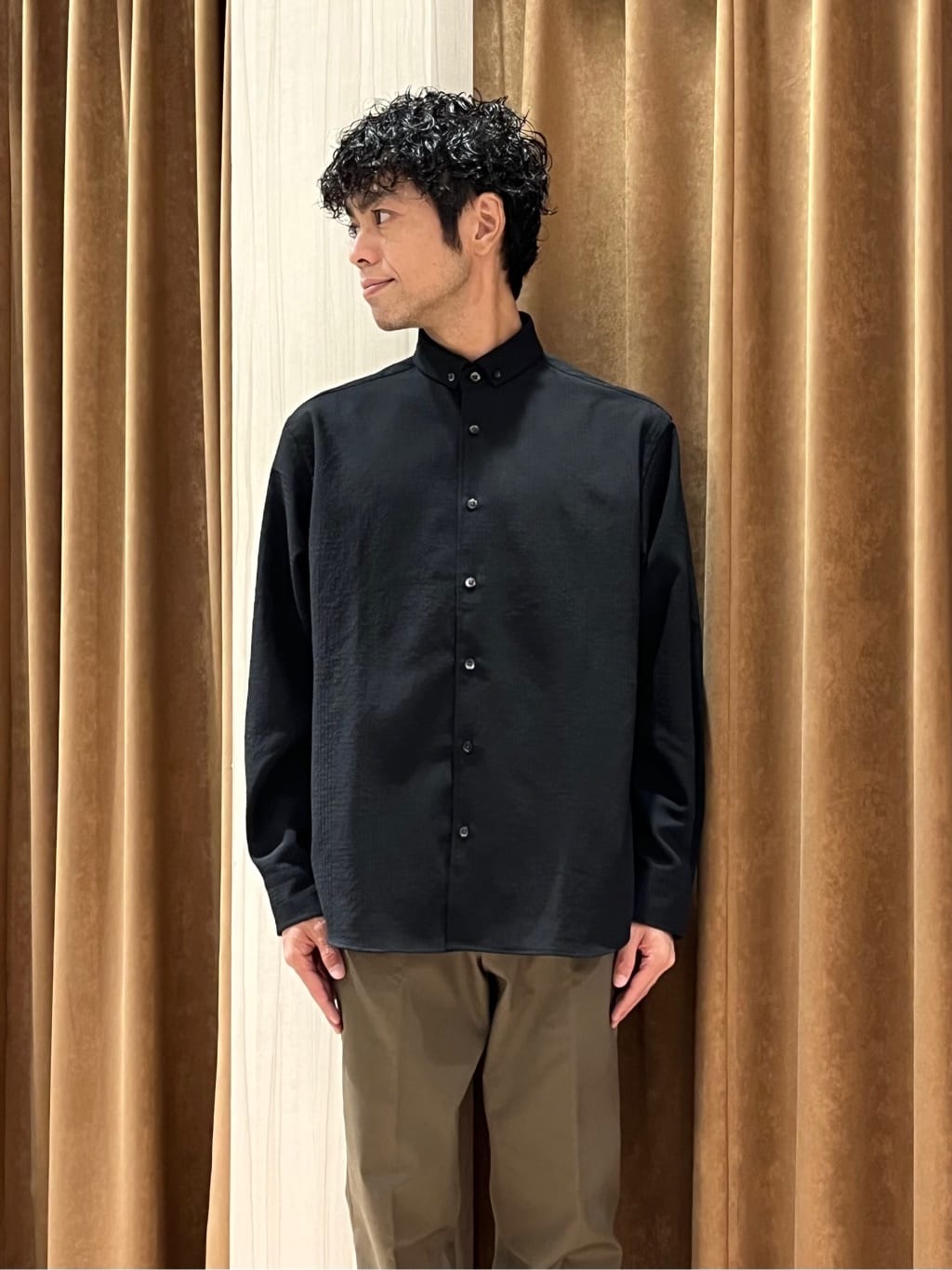 URAさんの「TAKEO KIKUCHI｜【オフィスカジュアル対応】ドレス チノパンツ」を使ったコーディネート